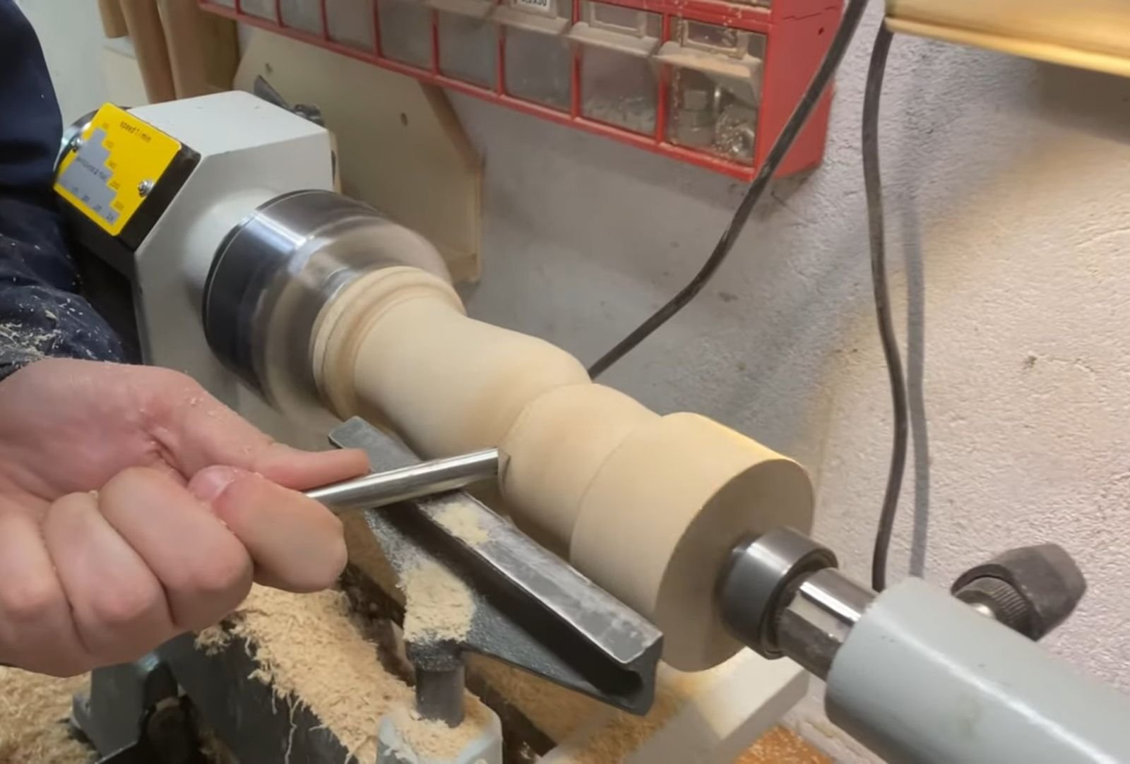 Tornitura di un pezzo di legno al tornio